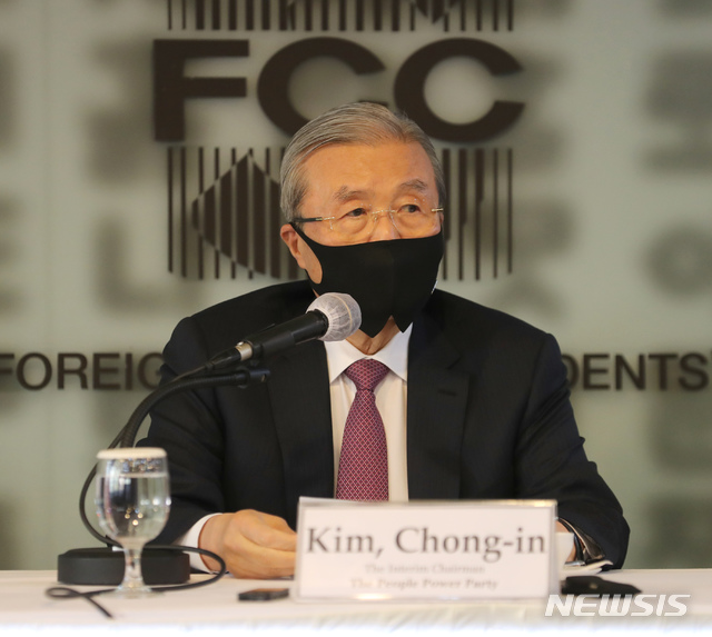 [서울=뉴시스] 최동준 기자 = 김종인 국민의힘 비상대책위원장이 24일 오후 서울 중구 프레스센터에서 열린 외신기자클럽 초청 간담회에서 질문에 답변하고 있다. (공동취재사진) 2020.11.24.&nbsp; photo@newsis.com