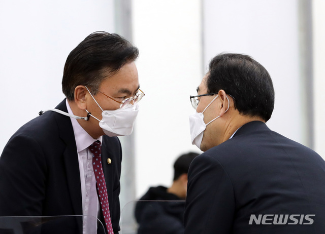 [서울=뉴시스] 전진환 기자 = 주호영 국민의힘 원내대표가 24일 오후 화상 의원총회가 열린 서울 여의도 국회 제5회의장에서 유상범 의원과 대화하고 있다. 2020.11.24.amin2@newsis.com