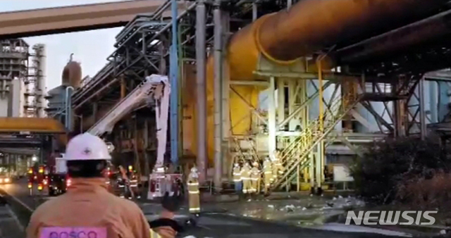 [광양=뉴시스] 변재훈 기자 = 24일 오후 4시2분께 전남 광양시 금호동 포스코 광양제철소 내 배관에서 산소가 새어 나오면서 폭발과 함께 불이 났다. 이 사고로 주변에서 작업 중이던 인부 3명이 숨졌다. (사진=독자 제공) 2020.11.24. photo@newsis.com