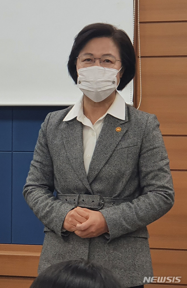 [서울=뉴시스] 이윤희 기자 = 추미애 법무부 장관이 24일 서울 서초구 서울고등검찰청 기자실에서 감찰 관련 브리핑을 하고 있다. 2020.11.24.&nbsp; sympathy@newsis.com