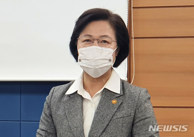 [서울=뉴시스] 이윤희 기자 = 추미애 법무부 장관이 24일 오후 서울 서초구 서울고등검찰청 의정관에서 윤석열 검찰총장 감찰 결과를 발표를 준비하고 있다. 2020.11.24.  sympathy@newsis.com 