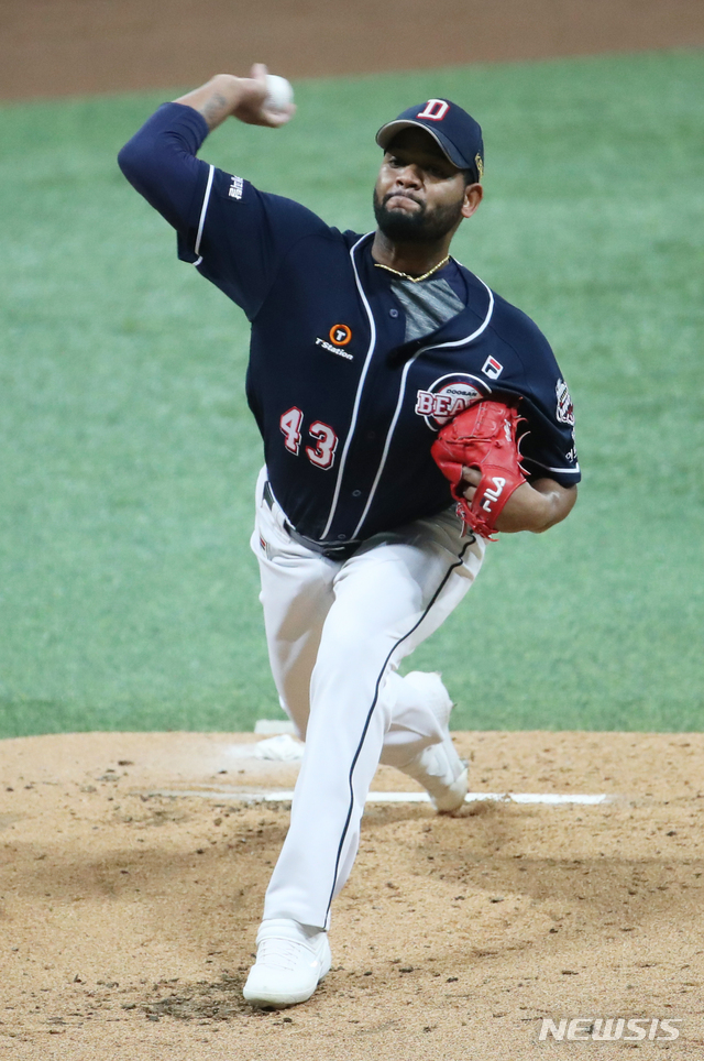 [서울=뉴시스] 고범준 기자 = 24일 오후 서울 구로구 고척스카이돔에서 열린 KBO 한국시리즈 6차전 NC 다이노스와 두산 베어스의 경기, 1회말 두산 선발 라울 알칸타라가 역투하고 있다. 2020.11.24.  bjko@newsis.com