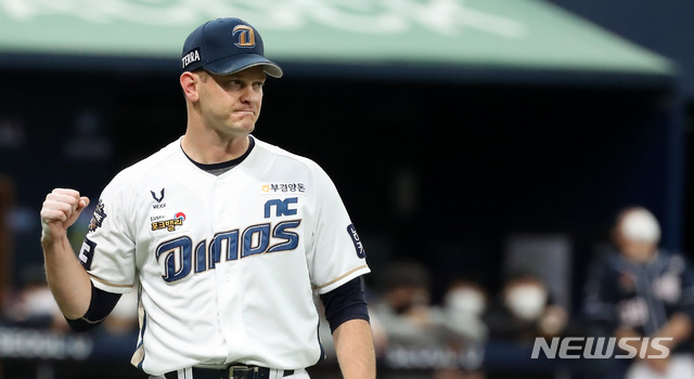 [서울=뉴시스] 이영환 기자 = 24일 오후 서울 구로구 고척스카이돔에서 열린 KBO 한국시리즈 6차전 NC 다이노스와 두산 베어스의 경기, 4회초 실점 위기를 넘기고 수비를 마친 NC 선발 루친스키가 기뻐하고 있다. 2020.11.24.&nbsp; 20hwan@newsis.com