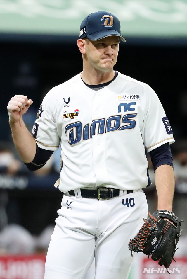 [서울=뉴시스] 이영환 기자 = 24일 오후 서울 구로구 고척스카이돔에서 열린 KBO 한국시리즈 6차전 NC 다이노스와 두산 베어스의 경기, 4회초 실점 위기를 넘기고 수비를 마친 NC 선발 루친스키가 기뻐하고 있다. 2020.11.24. 20hwan@newsis.com