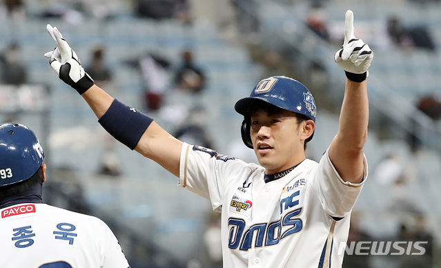 [서울=뉴시스] 이영환 기자 = 24일 오후 서울 구로구 고척스카이돔에서 열린 KBO 한국시리즈 6차전 NC 다이노스와 두산 베어스의 경기, 5회말 2사 1,2루에서 NC 이명기가 1타점 적시타를 날리고 기뻐하고 있다. 2020.11.24. 20hwan@newsis.com