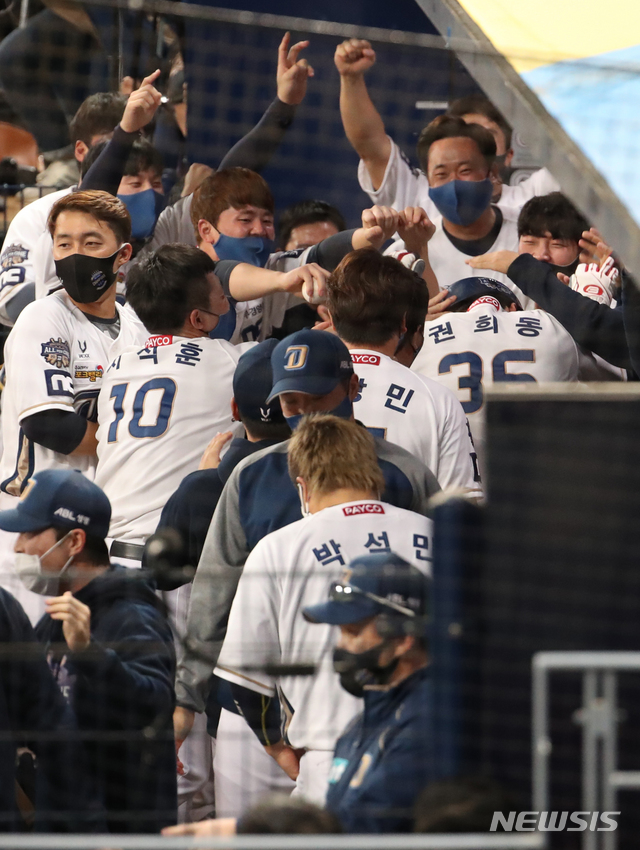 [서울=뉴시스] 고범준 기자 = 24일 오후 서울 구로구 고척스카이돔에서 열린 KBO 한국시리즈 6차전 NC 다이노스와 두산 베어스의 경기, 5회말 2사 1,2루 NC 이명기의 안타 때 홈을 밟은 권희동이 동료들의 축하를 받고 있다. 2020.11.24. bjko@newsis.com
