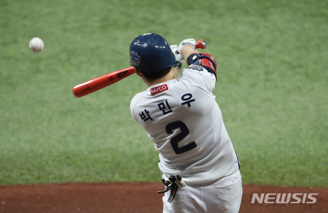 [서울=뉴시스] 고범준 기자 = 24일 오후 서울 구로구 고척스카이돔에서 열린 KBO 한국시리즈 6차전 NC 다이노스와 두산 베어스의 경기, 5회말 2사 1루 NC 박민우가 안타를 치고 있다. 2020.11.24. bjko@newsis.com