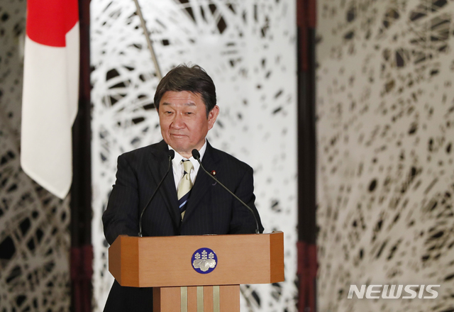 [도쿄=AP/뉴시스] 지난해 11월 24일 일본 도쿄에서 모테기 도시미쓰 일본 외무상이 왕이 왕이(王毅) 중국 외교 담당 국무위원 겸 외교부장과 공동 기자회견을 가지고 있다. 2021.03.11. 