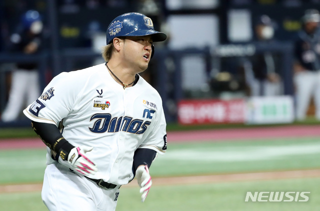 [서울=뉴시스] 이영환 기자 = 24일 오후 서울 구로구 고척스카이돔에서 열린 KBO 한국시리즈 6차전 NC 다이노스와 두산 베어스의 경기, 6회말 1사 2루에서  NC 박석민이 1타점 적시타를 날린 후 베이스를 향해 달리고 있다. 2020.11.24. 20hwan@newsis.com