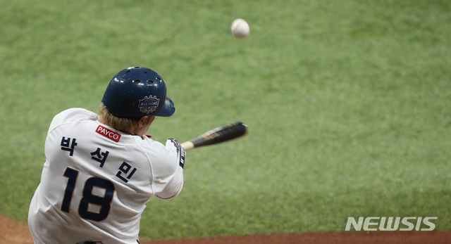 [서울=뉴시스] 고범준 기자 = 24일 오후 서울 구로구 고척스카이돔에서 열린 KBO 한국시리즈 6차전 NC 다이노스와 두산 베어스의 경기, 6회말 1사 2루 NC 박석민이 좌전 안타를 치고 있다. 2020.11.24. bjko@newsis.com