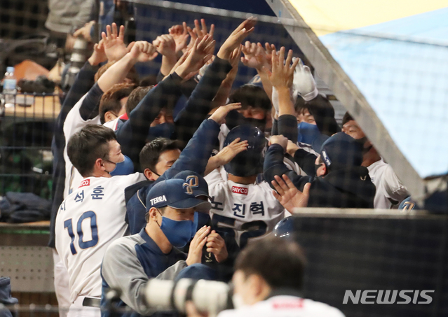 [서울=뉴시스] 고범준 기자 = 24일 오후 서울 구로구 고척스카이돔에서 열린 KBO 한국시리즈 6차전 NC 다이노스와 두산 베어스의 경기, 6회말 2사 만루 NC 박민우의 안타 때 홈을 밟은 2루 주자 노진혁이 동료들과 기뻐하고 있다. 2020.11.24.&nbsp; bjko@newsis.com