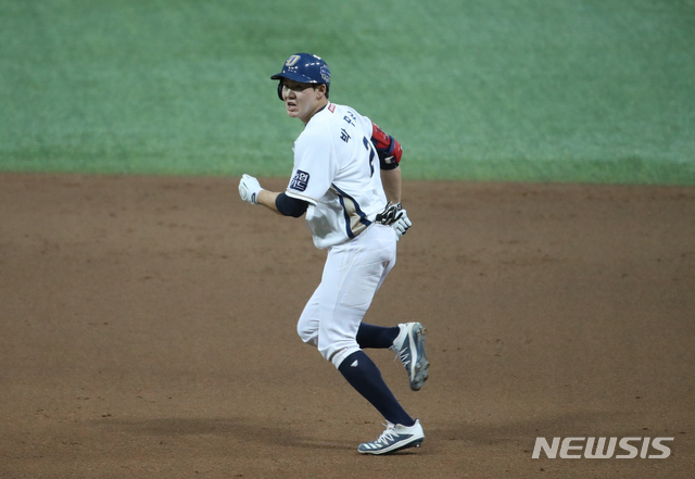 [서울=뉴시스] 고범준 기자 = 24일 오후 서울 구로구 고척스카이돔에서 열린 KBO 한국시리즈 6차전 NC 다이노스와 두산 베어스의 경기, 6회말 2사 만루 NC 박민우가 안타를 치고 2루 베이스를 향하고 있다. 2020.11.24. bjko@newsis.com