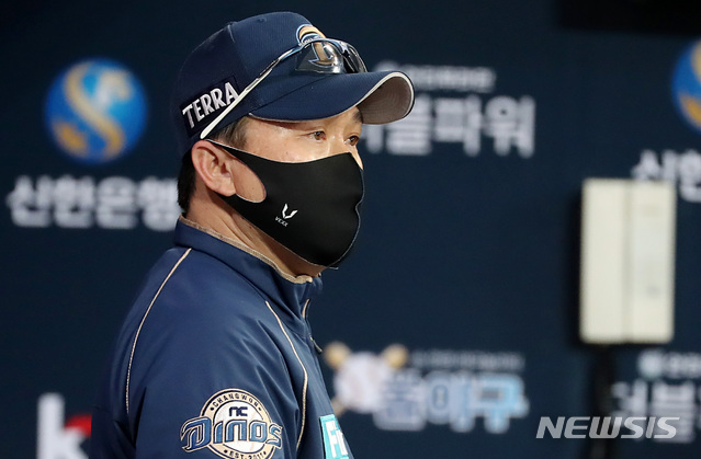 [서울=뉴시스] 이영환 기자 = 24일 오후 서울 구로구 고척스카이돔에서 열린 KBO 한국시리즈 6차전 NC 다이노스와 두산 베어스의 경기, NC 이동욱 감독이 경기를 지켜보고 있다. 2020.11.24. 20hwan@newsis.com