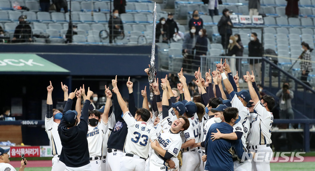 [서울=뉴시스] 이영환 기자 = 24일 오후 서울 구로구 고척스카이돔에서 열린 KBO 한국시리즈 6차전 NC 다이노스와 두산 베어스의 경기, 4대 2로 승리해 한국시리즈 우승을 차지한 NC 선수들이 기뻐하고 있다. 2020.11.24. 20hwan@newsis.com