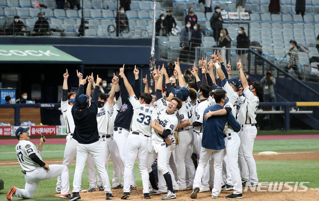 [서울=뉴시스] 이영환 기자 = 24일 오후 서울 구로구 고척스카이돔에서 열린 KBO 한국시리즈 6차전 NC 다이노스와 두산 베어스의 경기, 4대 2로 승리해 한국시리즈 우승을 차지한 NC 선수들이 기뻐하고 있다. 2020.11.24.&nbsp; 20hwan@newsis.com