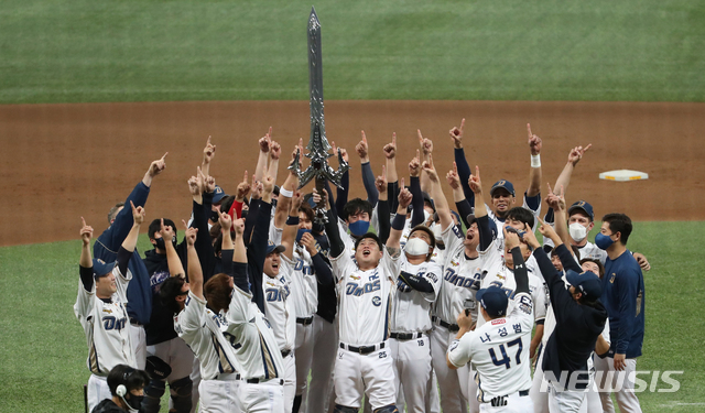 [서울=뉴시스] 고범준 기자 = 24일 오후 서울 구로구 고척스카이돔에서 열린 KBO 한국시리즈 6차전 NC 다이노스와 두산 베어스의 경기, 우승을 차지한 NC 선수들이 기뻐하고 있다. 2020.11.24. bjko@newsis.com