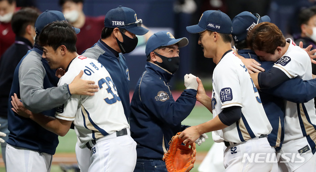 [서울=뉴시스] 이영환 기자 = 24일 오후 서울 구로구 고척스카이돔에서 열린 KBO 한국시리즈 6차전 NC 다이노스와 두산 베어스의 경기, 4대 2로 승리해 한국시리즈 우승을 차지한 NC 김택진 구단주가 선수들을 격려하고 있다. 2020.11.24. 20hwan@newsis.com