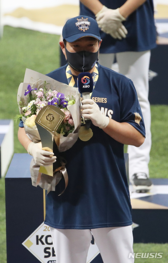 [서울=뉴시스] 고범준 기자 = 24일 오후 서울 구로구 고척스카이돔에서 열린 KBO 한국시리즈 6차전 NC 다이노스와 두산 베어스의 경기, 한국시리즈 MVP 차지한 NC 양의지가 소감을 말하고 있다. 2020.11.24. bjko@newsis.com