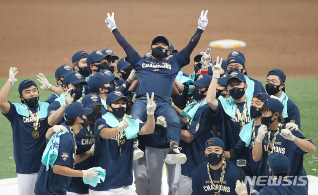 [서울=뉴시스] 고범준 기자 = 24일 오후 서울 구로구 고척스카이돔에서 열린 KBO 한국시리즈 6차전 NC 다이노스와 두산 베어스의 경기, 우승을 차지한 NC 다이노스 선수들이 김택진 구단주를 헹가래 치고 있다. 2020.11.24.&nbsp; bjko@newsis.com
