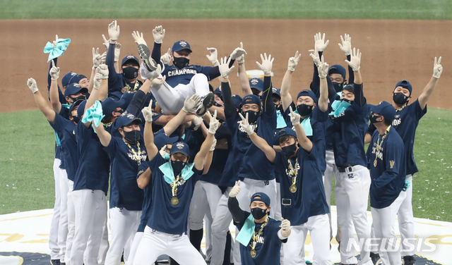 [서울=뉴시스] 고범준 기자 = 24일 오후 서울 구로구 고척스카이돔에서 열린 KBO 한국시리즈 6차전 NC 다이노스와 두산 베어스의 경기, 우승을 차지한 NC 다이노스 선수들이 NC 이동욱 감독을 헹가래 치고 있다. 2020.11.24. bjko@newsis.com