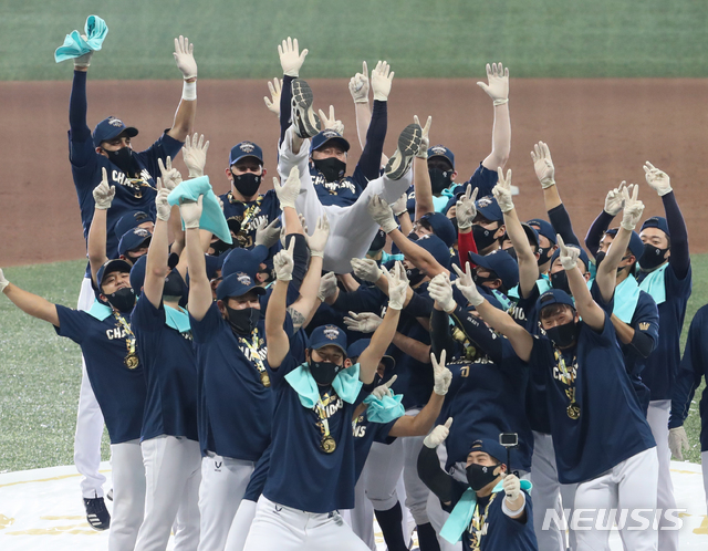 [서울=뉴시스] 고범준 기자 = 24일 오후 서울 구로구 고척스카이돔에서 열린 KBO 한국시리즈 6차전 NC 다이노스와 두산 베어스의 경기, 우승을 차지한 NC 다이노스 선수들이 NC 이동욱 감독을 헹가래 치고 있다. 2020.11.24. bjko@newsis.com