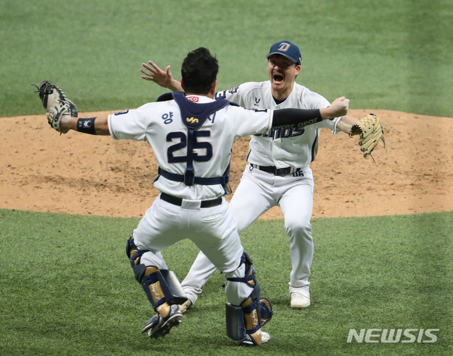 [서울=뉴시스] 고범준 기자 = 24일 오후 서울 구로구 고척스카이돔에서 열린 KBO 한국시리즈 6차전 NC 다이노스와 두산 베어스의 경기, 4-2로 우승을 차지한 NC 다이노스 선수 양의지와 원종현이 기뻐하고 있다. 2020.11.24. bjko@newsis.com