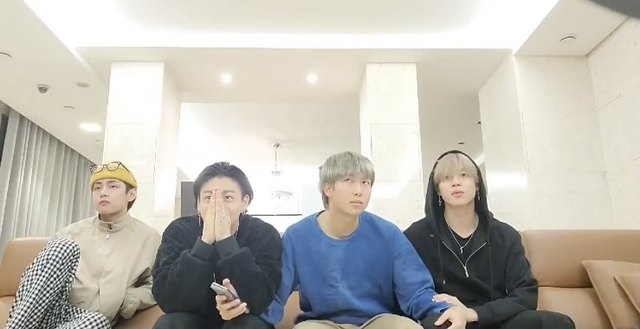 [서울=뉴시스] 방탄소년단 '제63회 그래미 어워즈' 후보 발표 기다리는 모습. 2020.11.25. (사진 = 트위터 영상 캡처) photo@newsis.com&nbsp;&nbsp;&nbsp;&nbsp;&nbsp; 