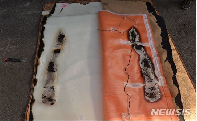[세종=뉴시스] 전기장판에 불이 나 그을린 모습. (사진=소방청 제공) 2025.12.08. photo@newsis.com