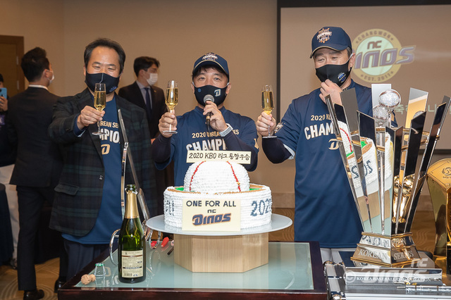 [서울=뉴시스] 축승회에 참석한 황순현(왼쪽부터)  NC 다이노스 대표, 김택진 구단주,  이동욱 감독. (사진=NC다이노스 제공) 
