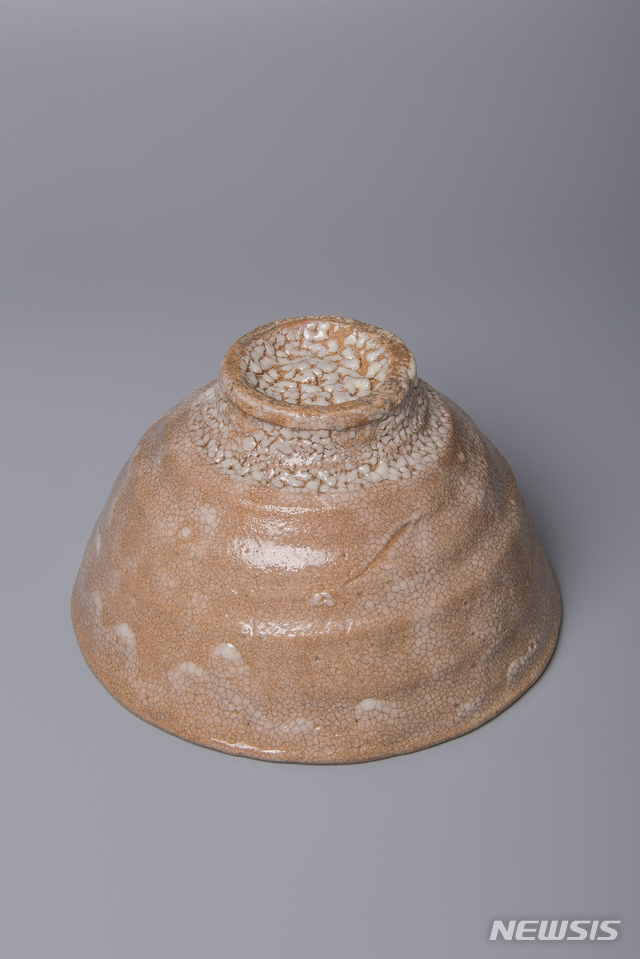 [서울=뉴시스] 대정호 Tea Bowl (Oido type), 2020, 사질카오린, 물토재유, 장작가마 소성 Stone ware, wheel throwing, wood firing, 15.1x15.1x8.9cm, 굽너비 5.5cm, 무게 330g