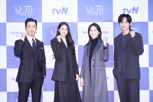 [서울=뉴시스] 25일 오후 진행된 tvN 새 월화극 '낮과 밤' 온라인 제작발표회에 참석한 배우 남궁민, 김설현, 이청아, 윤선우 (사진 = tvN) photo@newsis.com