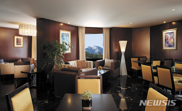 [서울=뉴시스]스위스 그랜드 호텔 '이그제큐티브 라운지'