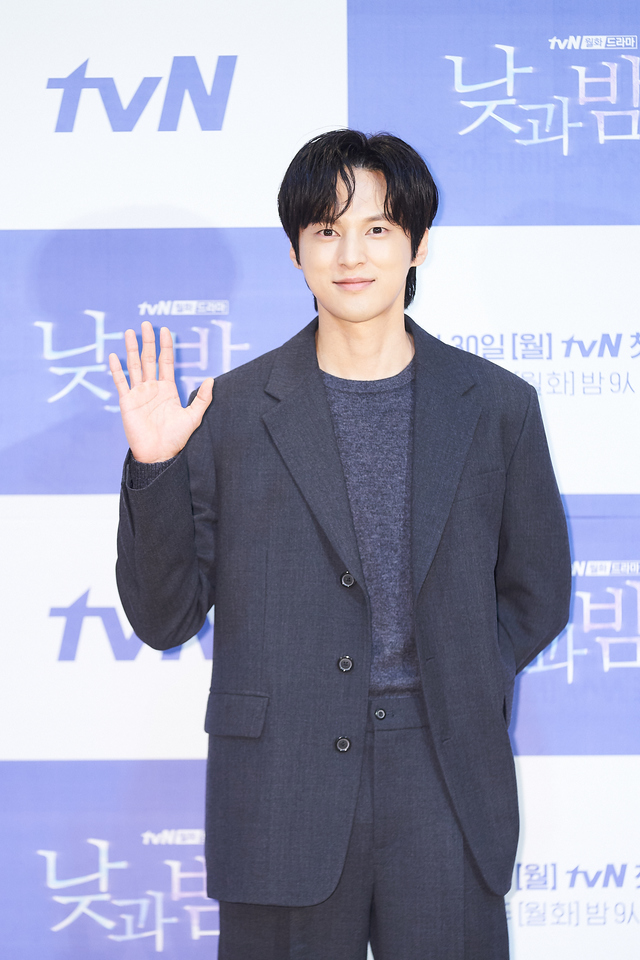 [서울=뉴시스] 25일 오후 진행된 tvN 새 월화극 '낮과 밤' 온라인 제작발표회에 참석한 윤선우 (사진 = tvN) photo@newsis.com