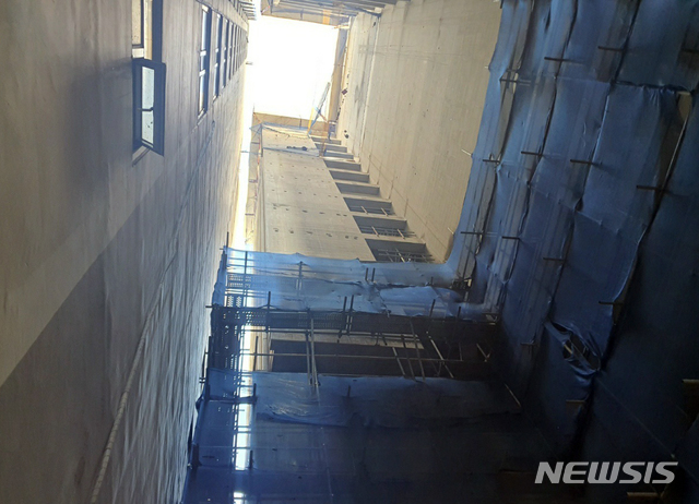 [부산=뉴시스] 추락 사고 발생한 부산 수영구의 한 건물 신축공사현장. (사진=부산경찰청 제공)