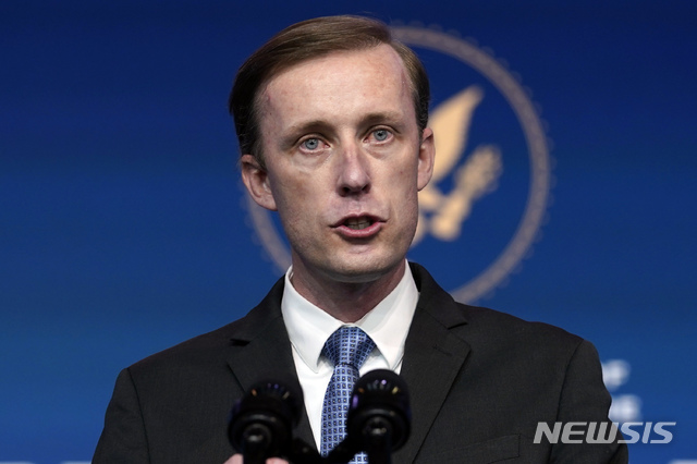 [윌밍턴=AP/뉴시스]조 바이든 미 대통령 당선인의 백악관 국가안보보좌관으로 내정된 제이크 설리번이 지난달 24일 델라웨어 윌밍턴 퀸 극장에서 열린 기자회견에서 발언하고 있다. 2020.12.9.