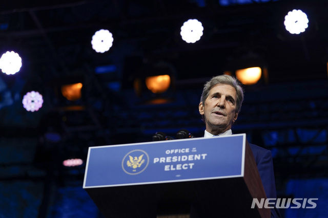 [윌밍턴=AP/뉴시스]조 바이든 미국 차기 대통령 당선인의 기후변화특사로 내정된 존 케리 내정자가 24일(현지시간) 델라웨어 윌밍턴 외교안보팀 소개 기자회견에서 발언하고 있다. 2020.11.25.