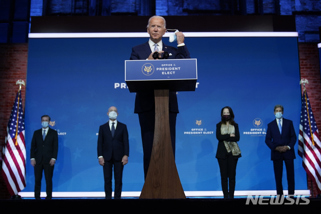 [윌밍턴=AP/뉴시스]조 바이든 미국 대통령 당선인이 24일(현지시간) 델라웨어주 윌밍턴의 퀸 극장에 도착해 차기 행정부 외교안보팀 지명자들을 소개하기 전 마스크를 벗고 있다. 바이든 당선인은 이들을 가리켜 "미국이 돌아왔다는 사실을 반영하는 팀"이라며 "다음 세대를 위해 미국의 외교 정책과 국가안보를 다시 구상할 것"이라고 강조했다. 2020.11.25. 