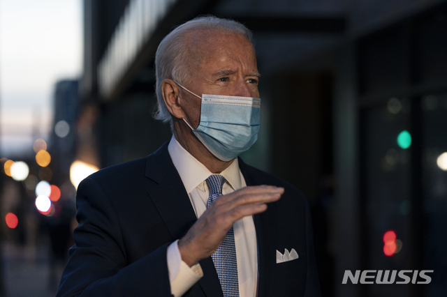 [윌밍턴=AP/뉴시스] 조 바이든 미국 대통령 당선인이 24일(현지시간) 델라웨어주 윌밍턴에 있는 더퀸시어터를 떠나면서 기자들에게 말하고 있다. 2020.11.25. 