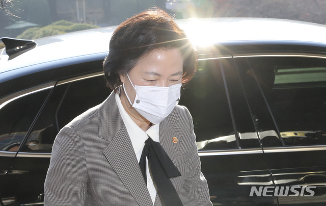 [과천=뉴시스]최진석 기자 = 추미애 법무부 장관이 25일 경기 과천 법무부 청사로 출근하고 있다. 2020.11.25.  myjs@newsis.com