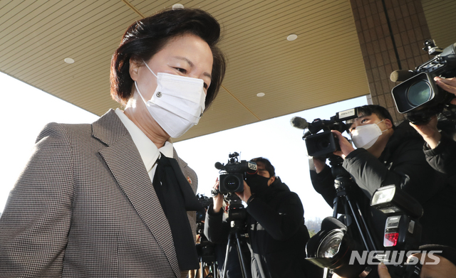 [과천=뉴시스]최진석 기자 = 추미애 법무부 장관이 25일 경기 과천 법무부 청사로 출근하고 있다. 2020.11.25.  myjs@newsis.com