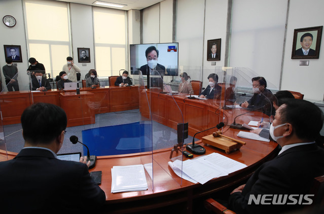 [서울=뉴시스] 전진환 기자 = 이낙연 더불어민주당 대표가 25일 서울 여의도 국회에서 열린 최고위원회의에서 화상으로 참석해 모두발언을 하고 있다. (공동취재사진) 2020.11.25.  photo@newsis.com