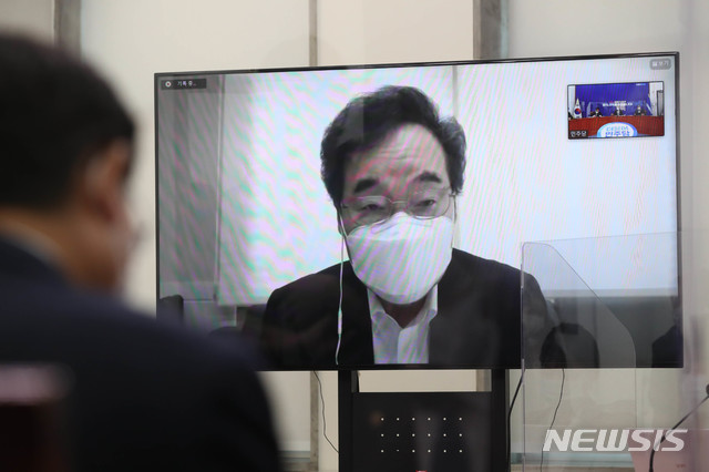 [서울=뉴시스] 전진환 기자 = 이낙연 더불어민주당 대표가 25일 서울 여의도 국회에서 열린 최고위원회의에서 화상으로 참석해 모두발언을 하고 있다.&nbsp; (공동취재사진) 2020.11.25. photo@newsis.com