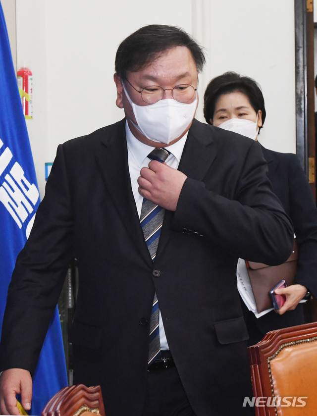 [서울=뉴시스] 전진환 기자 = 김태년(오른쪽) 더불어민주당 원내대표와 양향자 최고위원이 25일 서울 여의도 국회에서 열린 최고위원회의에 참석하고 있다.  (공동취재사진) 2020.11.25.  photo@newsis.com