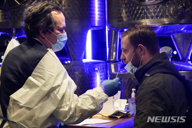 [뉴욕=AP/뉴시스] 24일 뉴욕시 포도주양조장에서 의료진이 종사자들의 코로나 19 검사를 하고 있다. 
