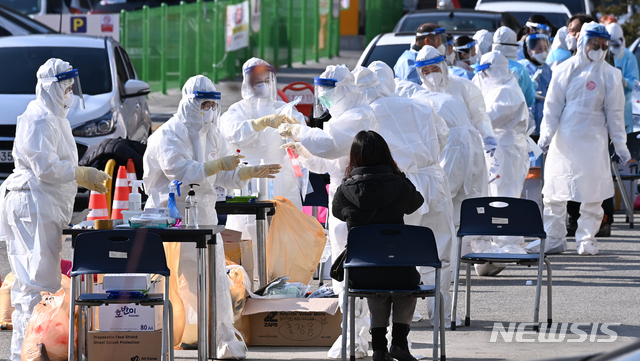 [성남=뉴시스] 김종택기자 = 신종 코로나바이러스 감염증(코로나19) 확진자가 발생해 폐쇄된 경기도 성남시 분당구청 임시 선별진료소에서 25일 오전 직원들이 전수 검사를 받고 있다. 2020.11.25.jtk@newsis.com