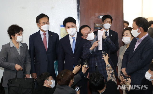 [서울=뉴시스] 최동준 기자 = 국민의힘 김도읍 법제사법위원회 간사를 비롯한 법사위원들이 25일 법사위 전체회의 산회 등과 관련해 서울 여의도 국회 법사위회의실 앞에서 기자회견을 하고 있다. 김 의원이 전체회의 개회 요구서에 윤석열 검찰총장이 포함됐다는것을 설명하고 있다. (공동취재사진) 2020.11.25. photo@newsis.com