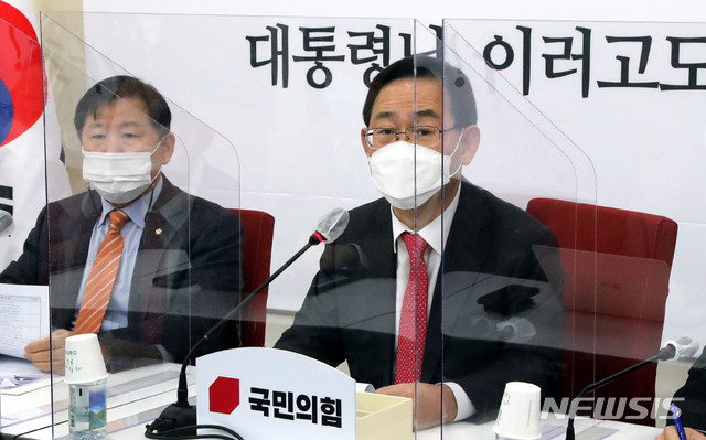 [서울=뉴시스] 최동준 기자 = 주호영 국민의힘 원내대표가 25일 오전 서울 여의도 국회에서 열린 '국정원법 개악 긴급기자회견'에서 발언하고 있다. (공동취재사진) 2020.11.25.  photo@newsis.com