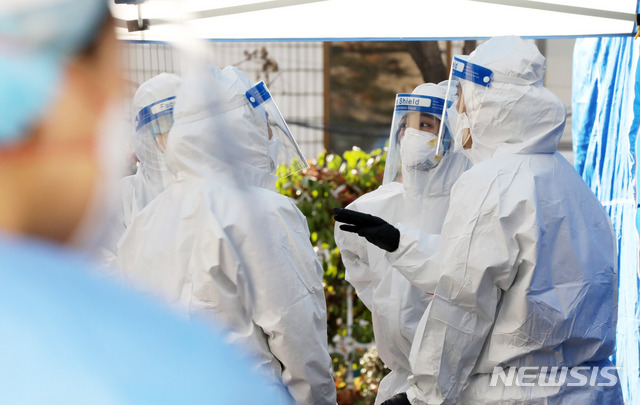 [서울=뉴시스] 고범준 기자 = 신종 코로나 바이러스 감염증(코로나19) 신규 확진자가 382명이 발생, 전날에 이어 300명대를 기록한 25일 오전 서울 동작구청 주차장에 마련된 현장 선별진료소에서 의료진들이 대화를 하고 있다. 2020.11.25.&nbsp; bjko@newsis.com