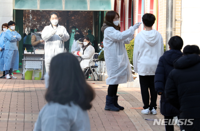 [인천=뉴시스] 이종철 기자 = 인천시 연수구의 모 초등학교 6학년 학생 1명이 25일 오전 신종 코로나바이러스 감염증(코로나19) 확진 판정을 받은 가운데 방역당국이 학생 및 교직원 600명에 대해 검체 검사를 하고 있다. 2020.11.25. jc4321@newsis.com