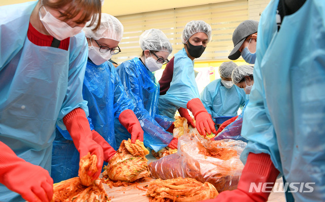 [경산=뉴시스] 이무열 기자 = 경산시 조영동 영남대학교 학생회관에서 재학생 및 유학생들이 경산지역 독거 어르신들에게 전달할 김치를 담그고 있다. 2020.11.25. lmy@newsis.com